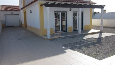 Moradia T3 com piscina e jardim na linda vila de Óbidos