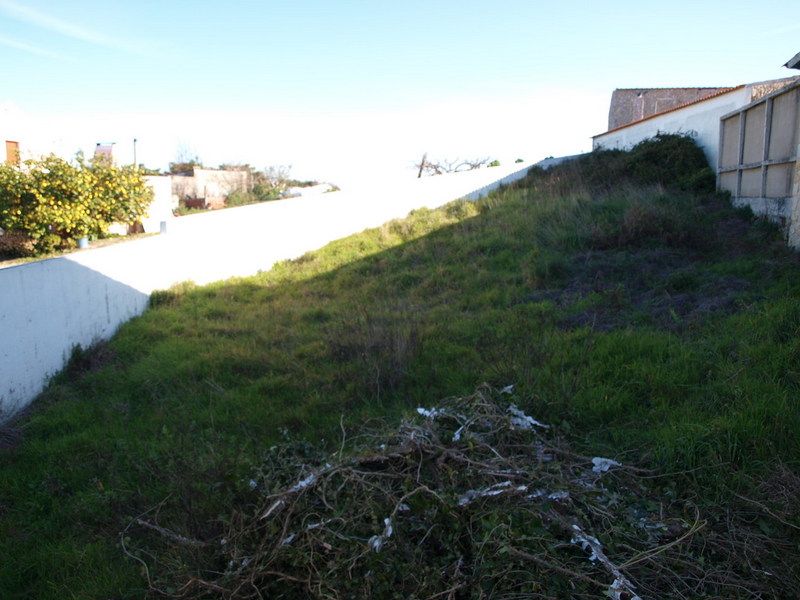 Casinha térrea na aldeia, em bom estado de conservação.  Inserida num lote com cerca de 700 M2 a 13 