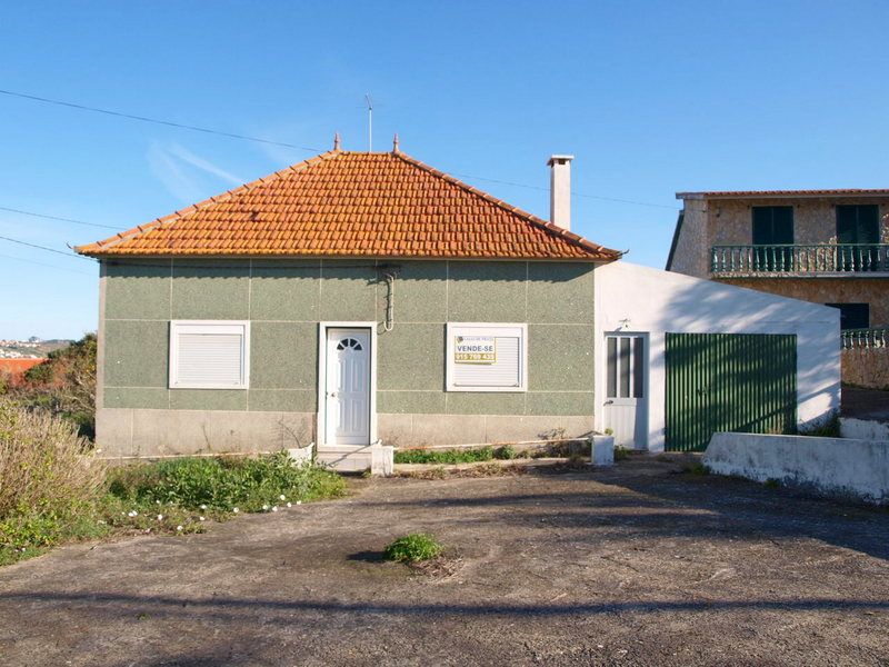 Casinha térrea na aldeia, em bom estado de conservação.  Inserida num lote com cerca de 700 M2 a 13 