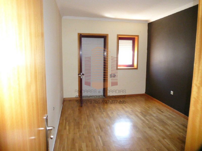 [6957] T2 à paragem de metro D. João II-  Condições da banca