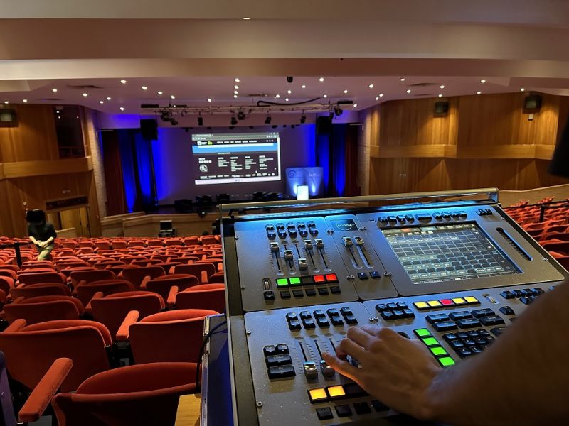 Mesa de Luz de controle até 16.384 máquinas com Retrofit Kit instalado