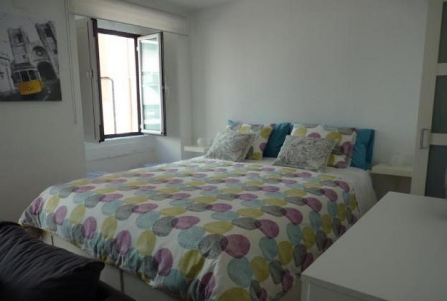 Estúdio decorado de forma moderna, com varanda