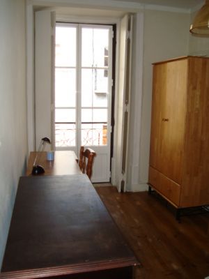 Mobilado e equipado à Praça das Flores