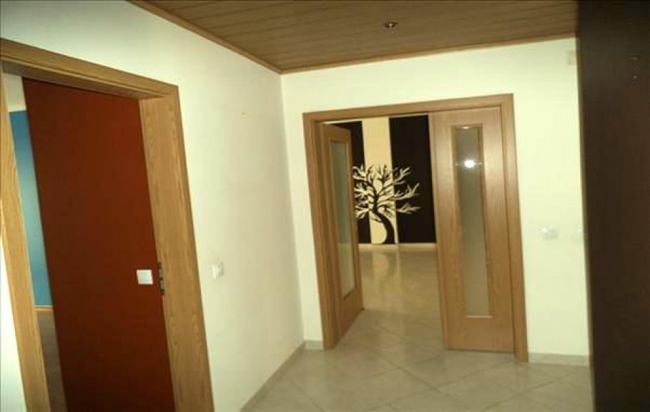 Apartamento T3 com areas grandes  3 quartos 1 é suite  cozinha semi equipada Sala com varanda Roupei