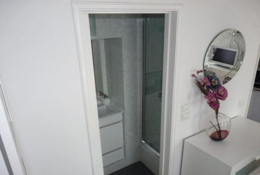 Estúdio decorado de forma moderna, com varanda