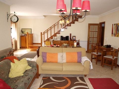 Moradia V3 no centro do Bombarral com comércio e serviços à porta.  Composta por cave para garagem c