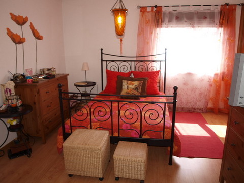 Moradia V3 no centro do Bombarral com comércio e serviços à porta.  Composta por cave para garagem c