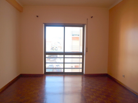 Apartamento T2 em bom estado de conservação,  Perto do centro de saude em Caldas da Rainha,  Ao nive