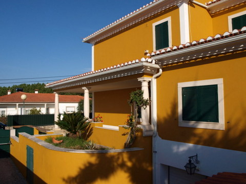 Costa de Prata, moradia T3 a poucos minutos da Lagoa de Óbidos e da Praia Foz do Arelho. Na cave tem