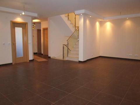 Moradia T3 semi-nova, com 3 pisos, cozinha equipada, aquecimento em piso radiante, suite com closet,