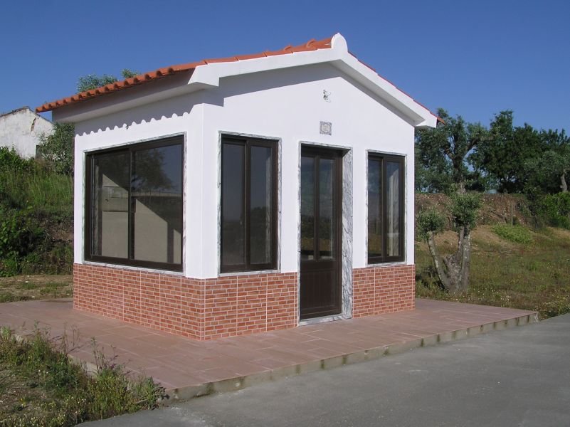 Moradia terrea com sala de leitura em vidro no meio do campo