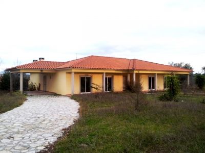 Moradia V3 com 6000m2 de Terreno Murado