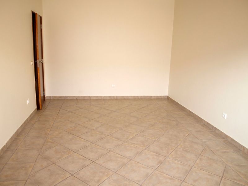 Apartamento com 4 assoalhadas proximo da Fonte Luminosa, com 2 roupeiros na entrada,  1 wc com banhe
