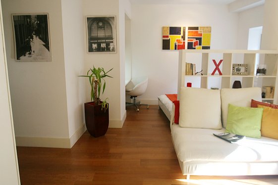 Mobilado estúdio moderno em zona Santos