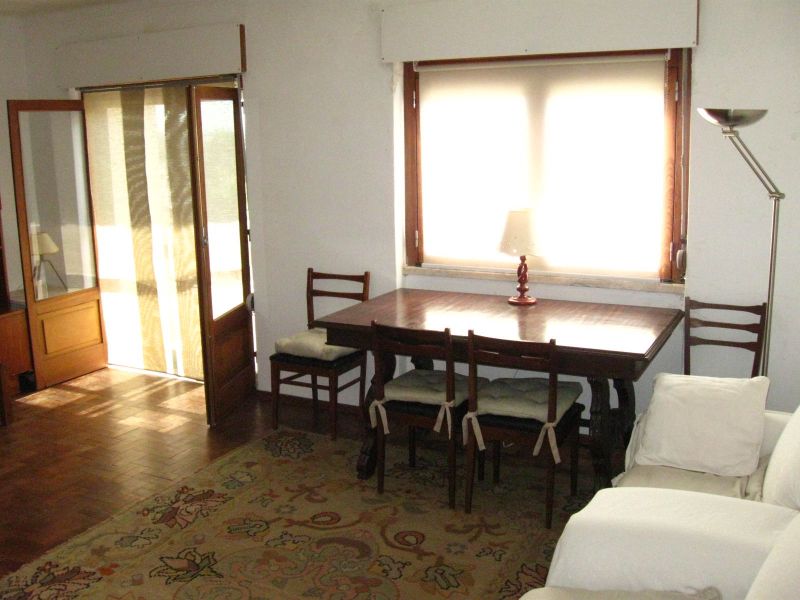 Apartamento com 3 assoalhas situado numa praceta próximo da Fonte Luminosa. Com boas áreas, tem cozi