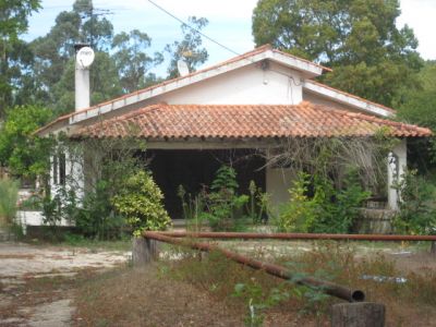 Quinta com mais de 11 mil m2 de terreno, moradia térrea, poço e cavalariça.