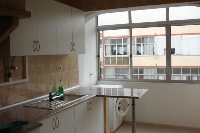 aluga-se quarto frente metro com tudo incluído