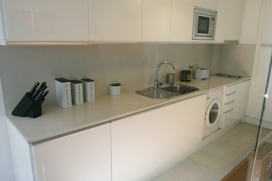 Mobilado estúdio moderno em zona Santos