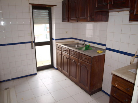 Apartamento T3 na próximo da Fonte Luminosa com 3 quartos, 2 Wcs,  sala, cozinha e parqueamento na c