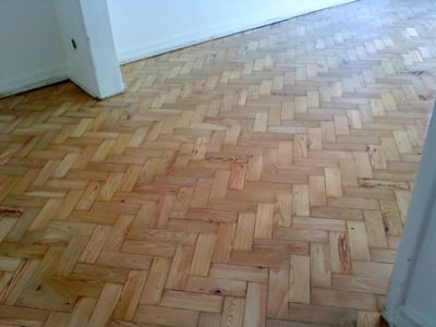 Nuno afagador e envernizador de soalhos  