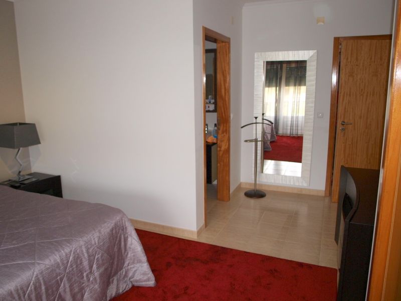 Moradia em banda a 1500 metros da cidade  - No r/chão tem: - Sala de refeições  - Cozinha equipada -