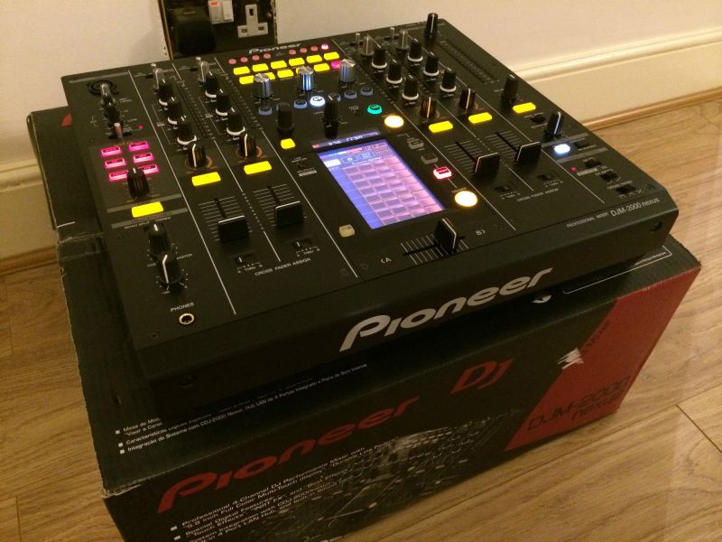  2 x PIONEER CDJ-2000 Nexus e 1 x DJM-2000 DJ Mixer Nexus por apenas 2400 euros