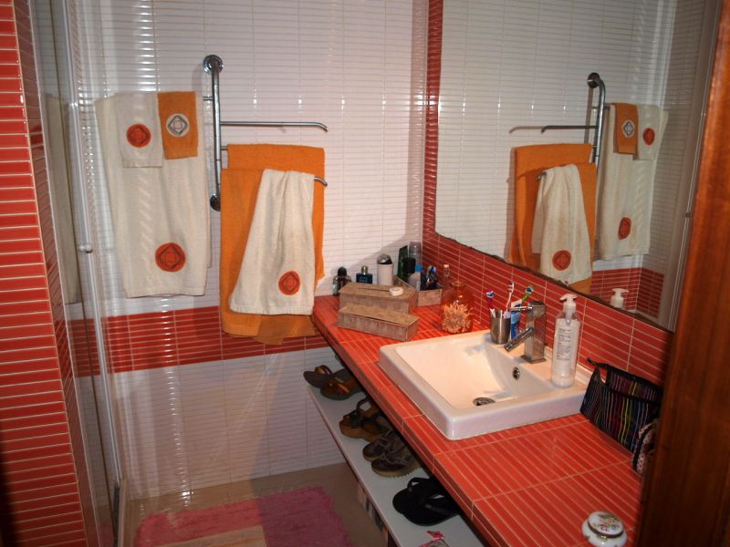 Apartamento em S. Martinho do Porto. Com parqueamento na cave. A 600 metros da praia.  Com cozinha e