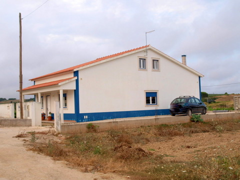 Moradia em Aldeia, 4 assoalhadas mais sótão com 50 m².  Inserida em lote com 880m², composta por coz