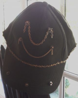 Bonés decorados à mão, com varios materiais, a preços INACREDITAVEIS!