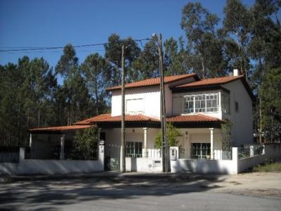 Excelente moradia individual T3, aquecimento, quintal, churrasqueira, garagem, jardim. Monte Real