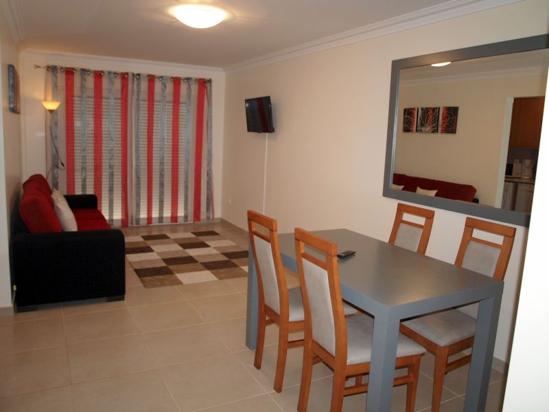 Apartamento T1, a poucos metros da praia do Baleal. Mobilado e equipado para arrendamento ao Ano. Te