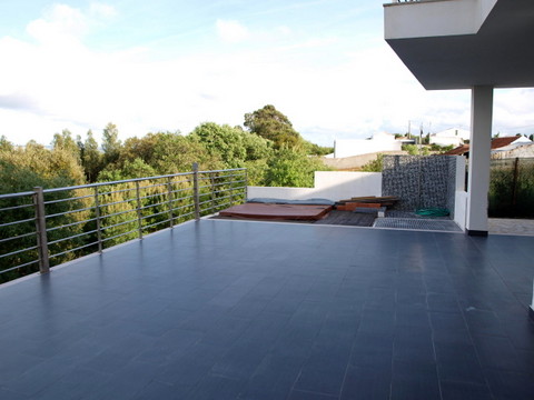 Costa de Prata moradia T4. Inserida em terreno de 5.887 M2 com floresta.  No r/chão tem sala com rec