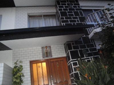 Moradia bifamiliar com garagem, terraço e jardim