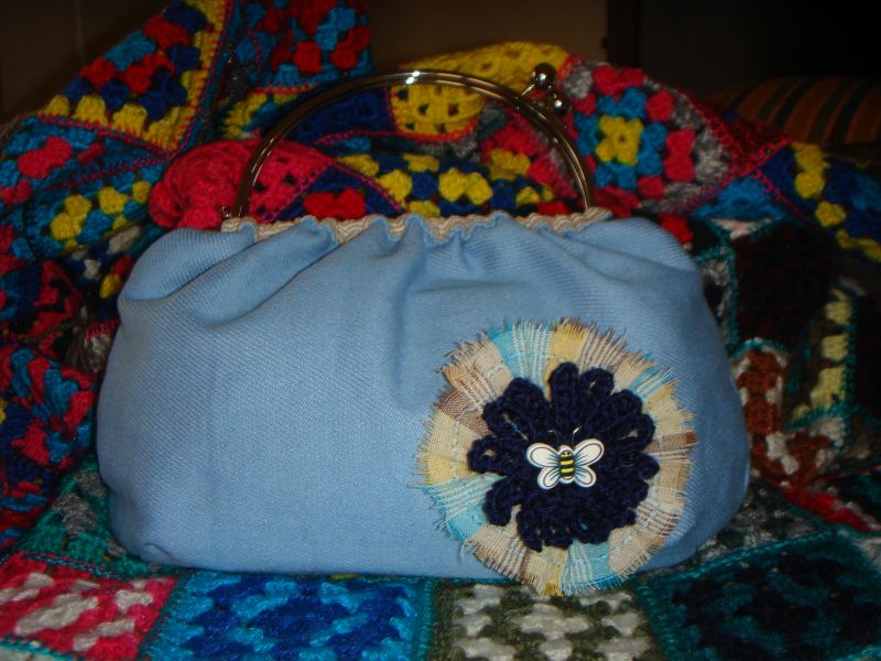 Carteira de Mão com Fecho Metálico