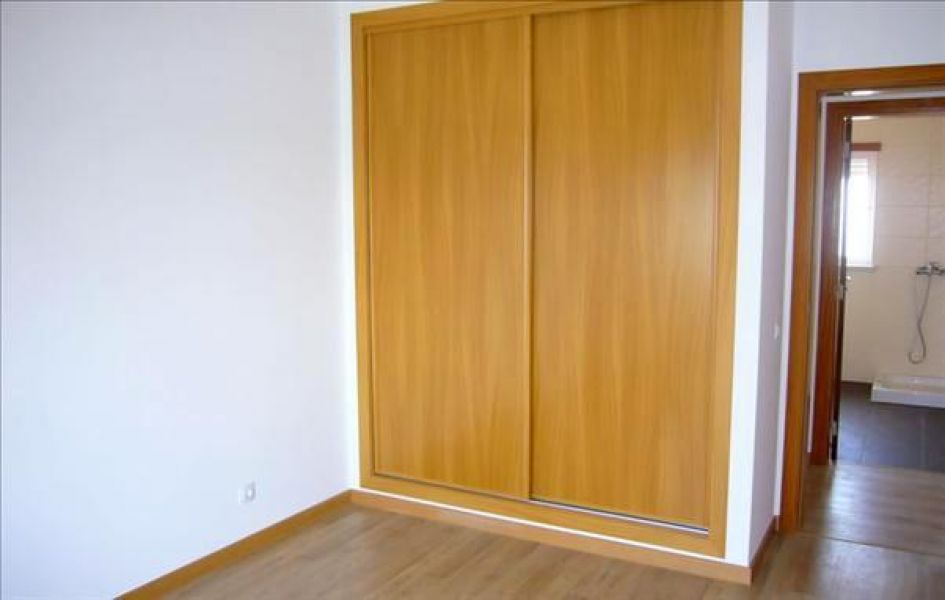 Moradia Geminada com 4 assoalhadas,numa aldeia a 12 minutos da praia. Área bruta 145 m², Garagem, sa