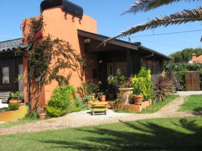 Alugo casa de madeira frente a praia barata