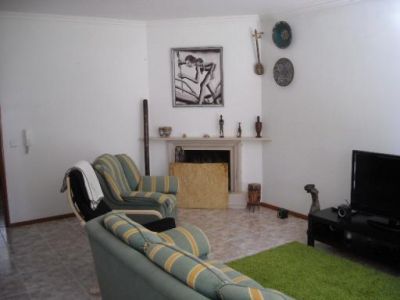 Excelente moradia individual T3, aquecimento, quintal, churrasqueira, garagem, jardim. Monte Real