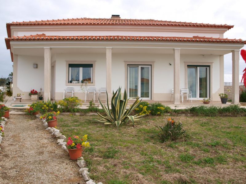 Costa de Prata moradia T3 térrea num lote de 1343M2. Sala de estar e refeições em comum com recupera