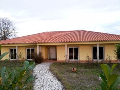 Moradia V3 com 6000m2 de Terreno Murado