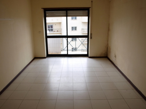 Apartamento T3 na próximo da Fonte Luminosa com 3 quartos, 2 Wcs,  sala, cozinha e parqueamento na c