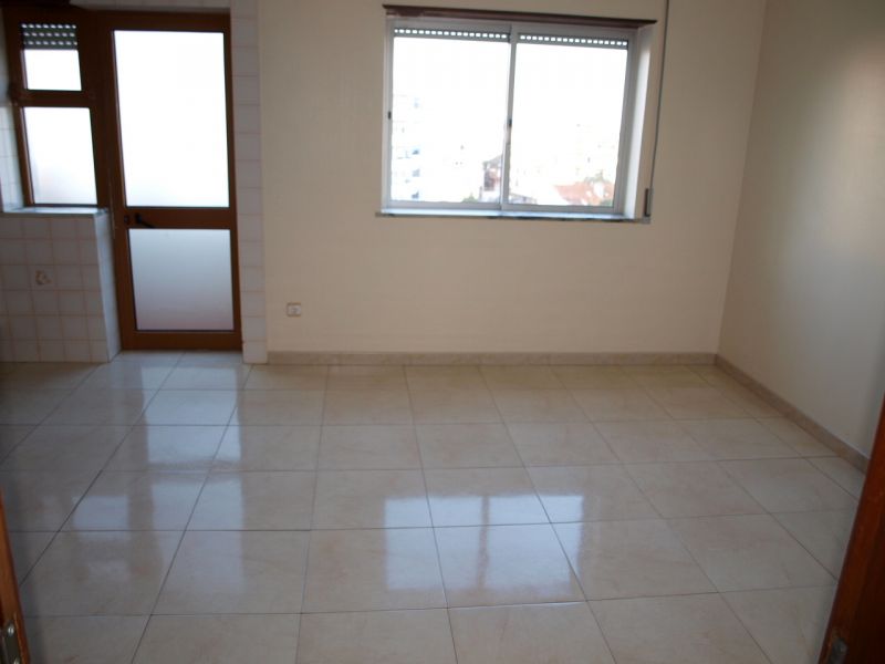 Apartamento com 4 assoalhadas proximo da Fonte Luminosa, com 2 roupeiros na entrada,  1 wc com banhe