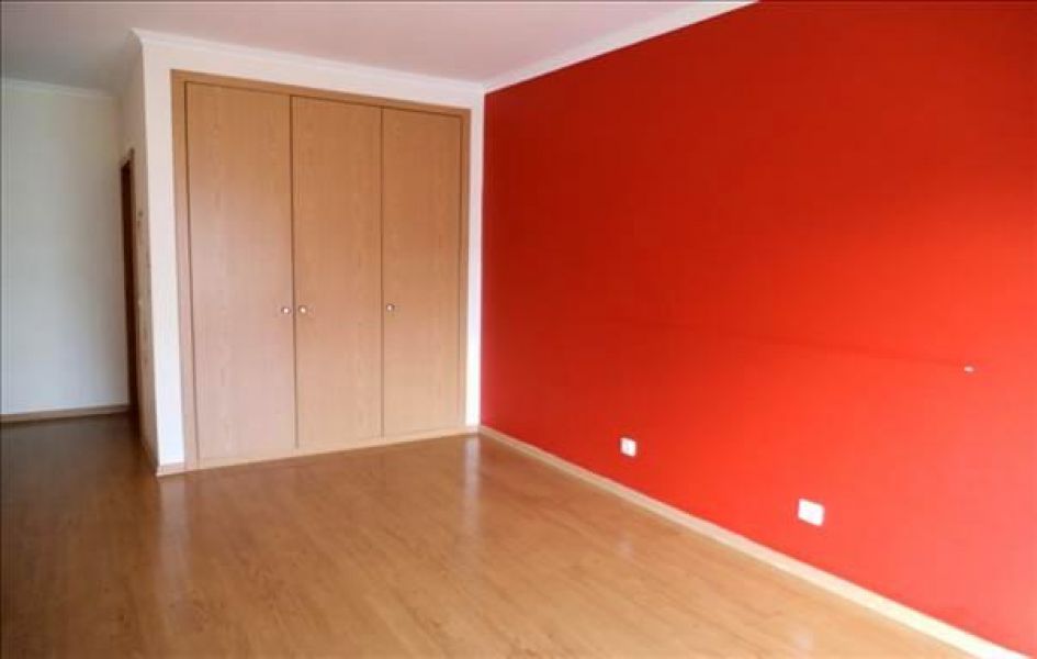 Apartamento T3 com areas grandes  3 quartos 1 é suite  cozinha semi equipada Sala com varanda Roupei