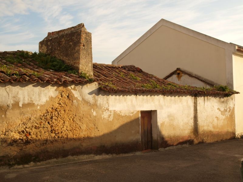 Moradia antiga situada no centro de Alfeizerão. A 4 Km da praia de S. Martinho e a poucos metros do 