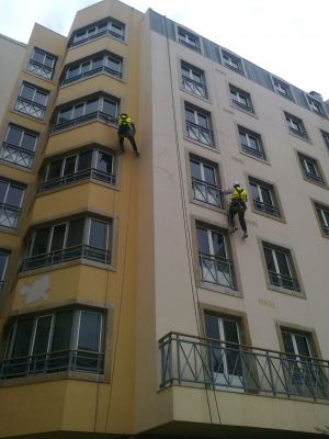 Pinturas e reparações de edificios.