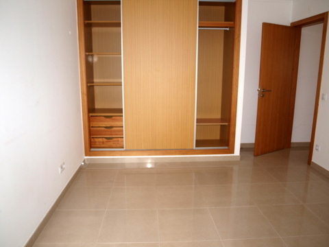 Apartamento T2 semi-novo, ao nivel do 1º piso, no centro da cidade. Cozinha equipada. 2 quartos com 