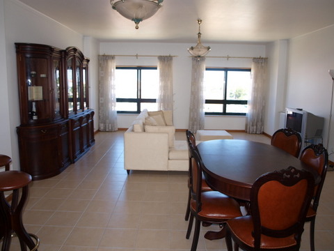 Apartamento T3 duplex em frente ao C CC.  Cozinha com despensa, equipada, Frigorífico, M. Louça M, R