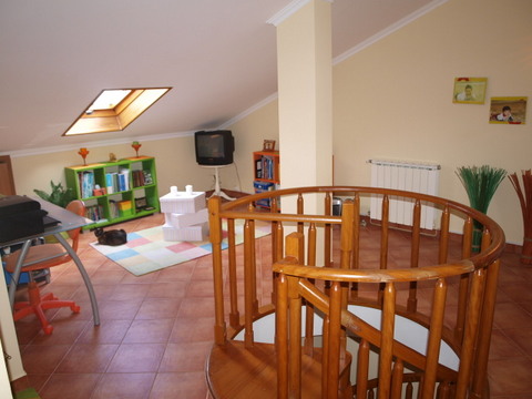 Apartamento com 5 assoalhadas duplex, em S. Martinho. Com sala e cozinha em comum, wc no 1º piso,  a