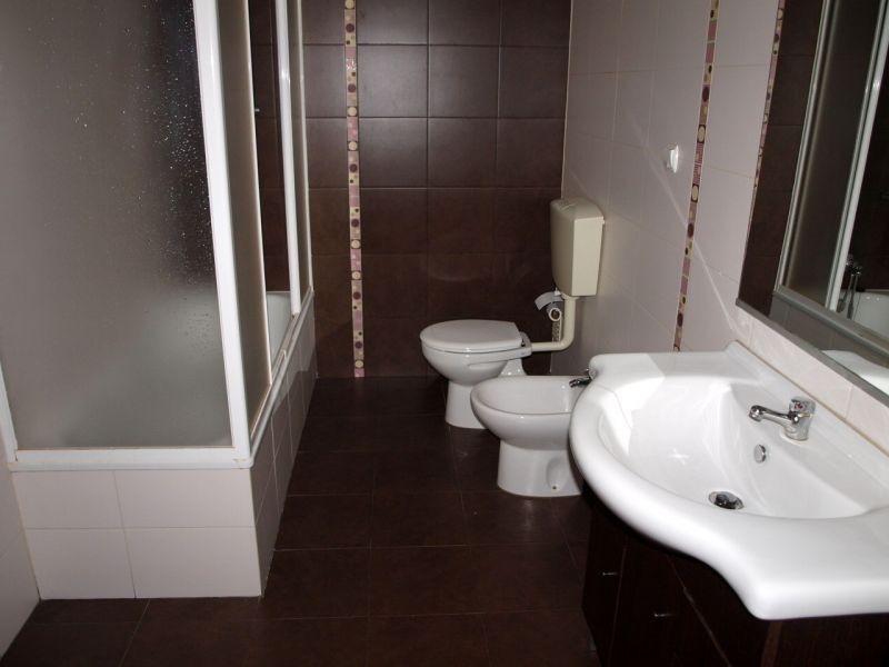Apartamento com 4 assoalhadas proximo da Fonte Luminosa, com 2 roupeiros na entrada,  1 wc com banhe