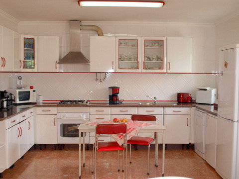 Moradia T4 a poucos metros do centro da Cidade.  No R/chão tem Jardim, sala com recuperador de calor