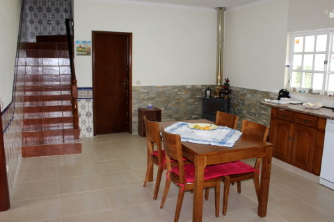 Costa de Prata moradia térrea, cozinha com salamandra; Sala de refeições e sala de estar em comum; 1